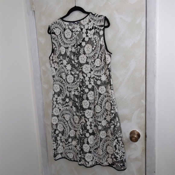 14 Peter Nygard Lace Overlay Dress Black White Tank V neck Floral Plus - Picture 3 of 9